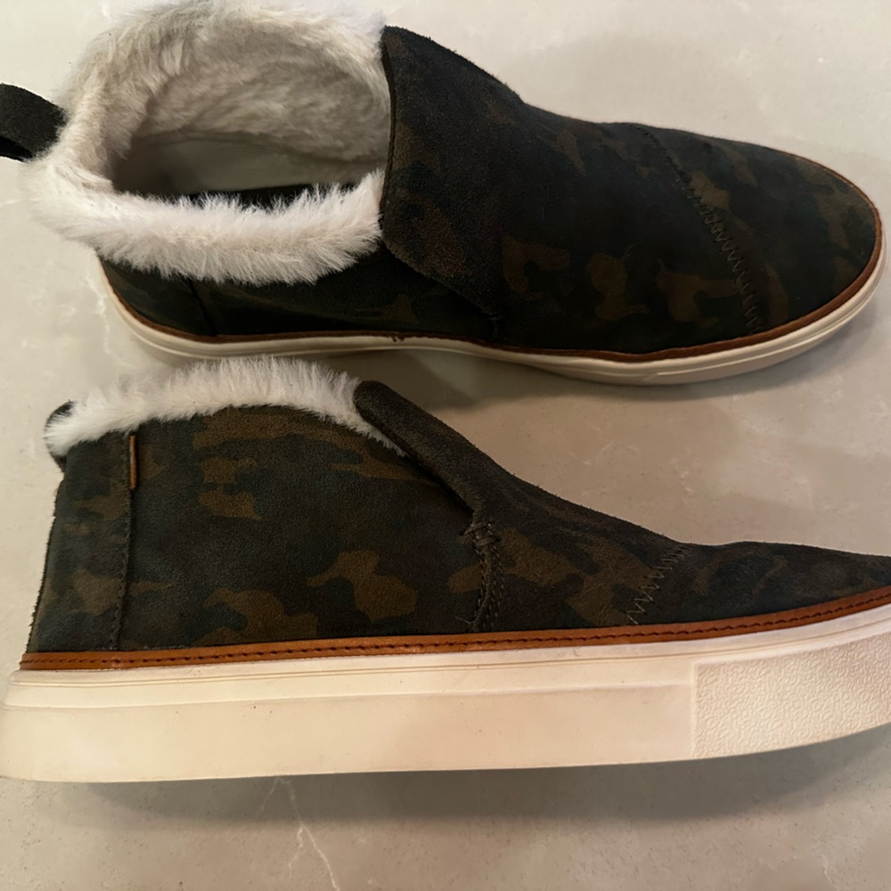 Women's Size 8.5 TOMS Paxton Slip On Sneakers Faux Fur Lined Green Camo Suede